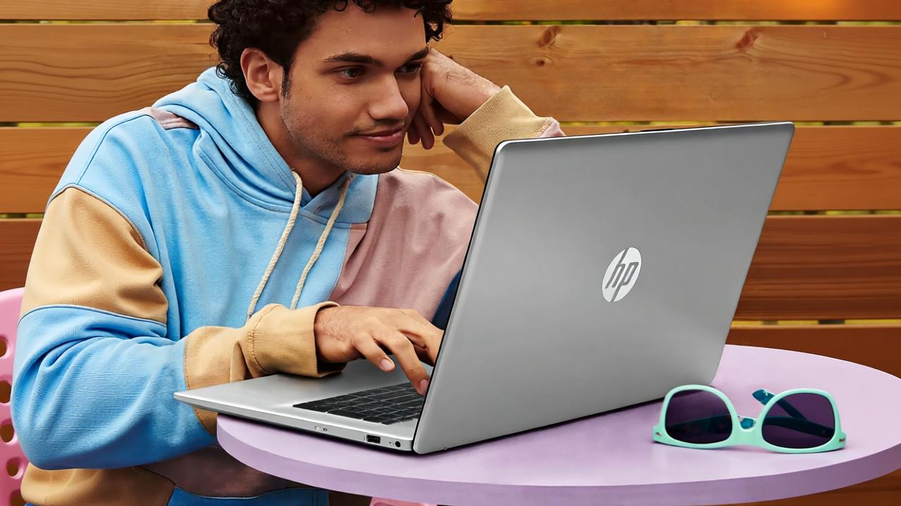 Man using an HP 17-cn3399nr on a desk